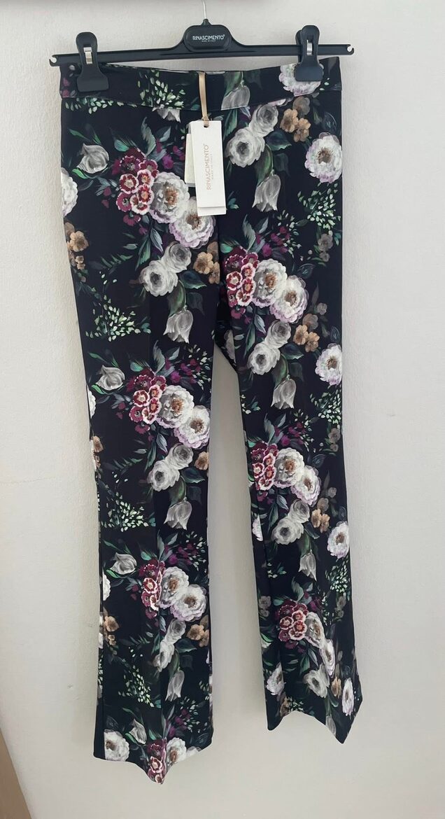 Rinascimento fekete alapon virágos női nadrág 