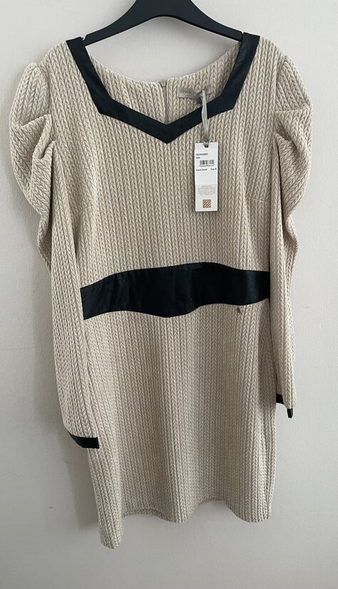 Rinascimento kötött mintás, bőrbetétekkel díszített női ruha 