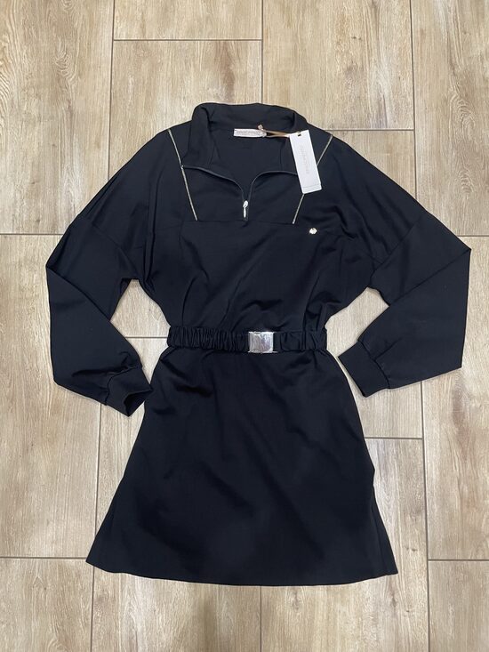 Rinascimento sportos fekete női ruha övvel 