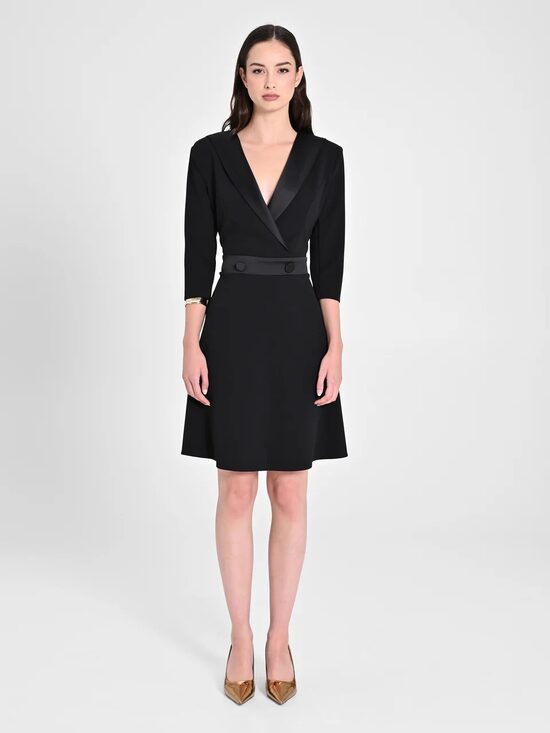 Rinascimento elegáns felül átlapolt fekete kis ruha 