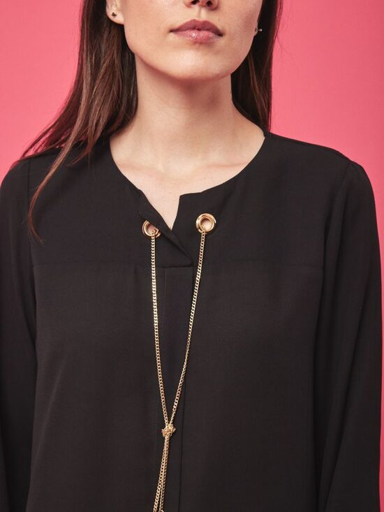 Rinascimento elegáns fekete női blúz arany lánccal 