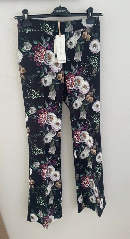 Rinascimento fekete alapon virágos női nadrág